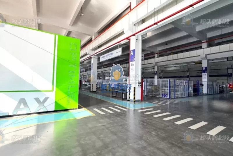 Thiết kế nh&agrave; m&aacute;y tinh gọn t&iacute;ch hợp lối đi d&agrave;nh cho kh&aacute;ch tham quan v&agrave; nhận diện thương hiệu.